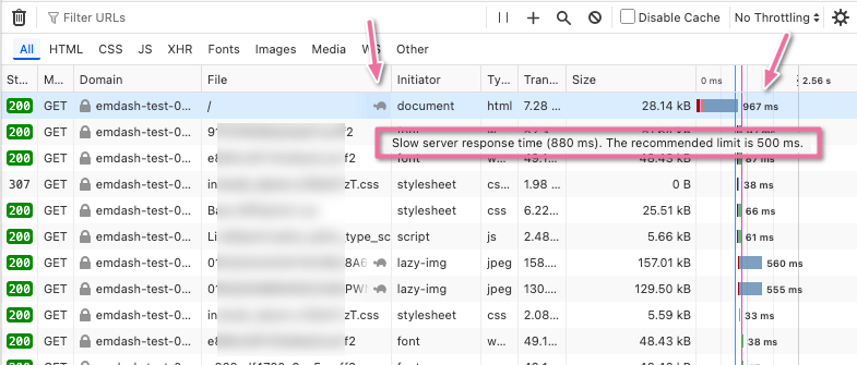 Firefox の開発者ツール (ネットワークタブ)。document リクエストの脇に亀マークの警告が出て「Slow server response time (880 ms). The recommended limit is 500 ms.」と書かれている